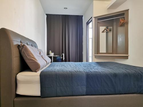 Postel nebo postele na pokoji v ubytování HOTEL APOLLO KAMPUNG BENGGALI