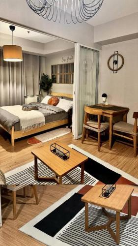 salon z łóżkiem i stołem w obiekcie Azure Urban Residences Beach and Resort by Vookley w mieście Manila