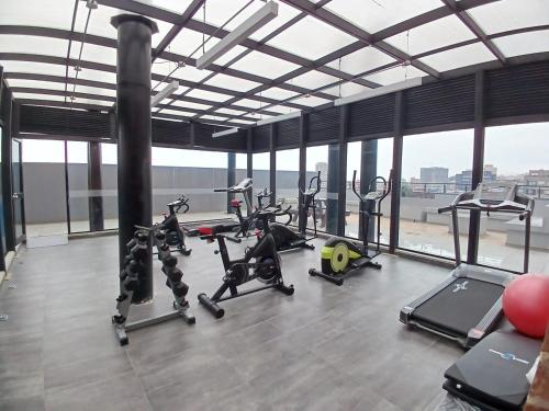 un gimnasio con cintas de correr y bicicletas estáticas en una habitación en Moderno apartamento 211 en Bogotá