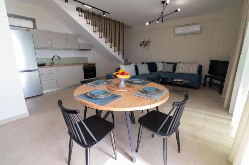 a kitchen and dining room with a table and chairs at Anassa Villas in Vráchos