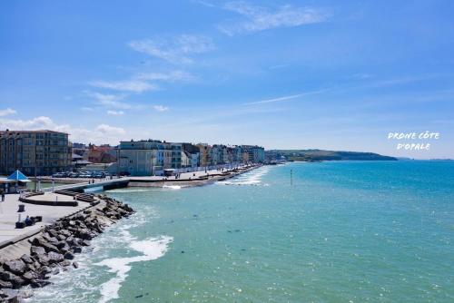 vistas a una playa con edificios y al océano en Agora Logement à 100 m de la plage, en Wimereux