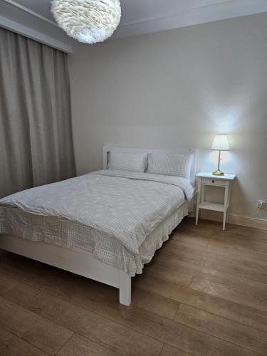 1 dormitorio con 1 cama y mesita de noche con lámpara en Fully furnished apartment fantastic view city center, en Ulán Bator