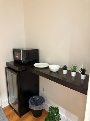 a table with a microwave and some plants on it at شقة أنيقة في حي النزهه in Riyadh