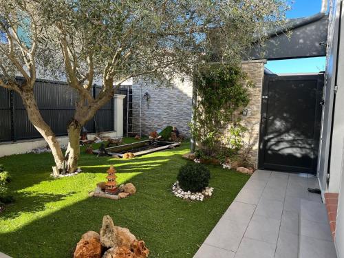 Taman di luar Villa in Vidauban with Private Pool