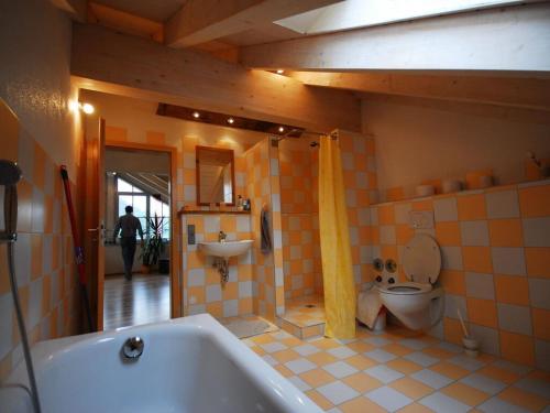 uma casa de banho com uma banheira, um WC e um lavatório. em Lovely holiday home near the ski-area em Missen