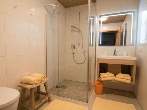 y baño con ducha, lavabo y aseo. en Nice holiday home near ski-lift, en Schwangau