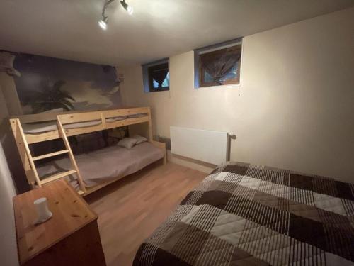 um quarto com uma cama e beliches em Nyhyttan Modern retreat em Nora