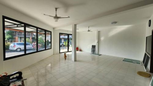 Телевизор и/или развлекательный центр в บ้านสุขใจ Baan Sukjai