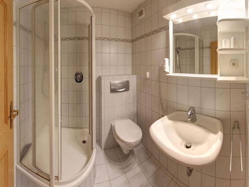 y baño con lavabo, aseo y ducha. en Lovely holiday home near ski-lift en Inzell