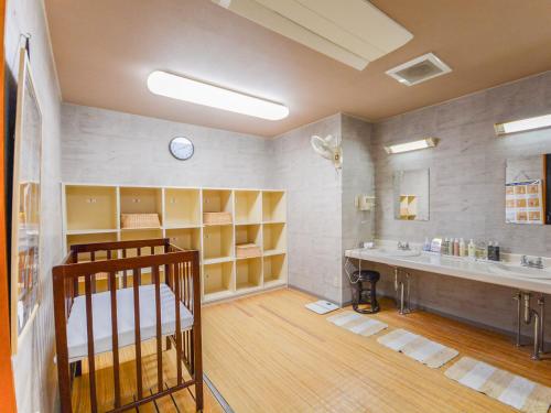 a large bathroom with a sink and a large mirror at Hoshikawakan in Yamanouchi