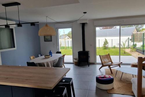 une cuisine et un salon avec une table et des chaises dans l'établissement La Villa des Salines, à Carnac