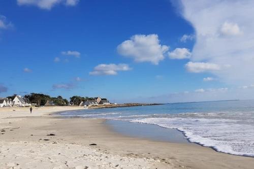 - une plage avec une personne se promenant sur le sable dans l'établissement La Villa des Salines, à Carnac