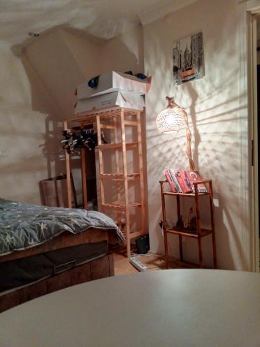 Cette chambre comprend un lit, une échelle et une table. dans l'établissement Tefo'nun evi, à Beylikduzu