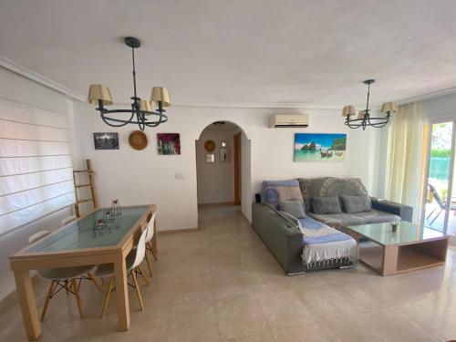 uma sala de estar com um sofá e uma mesa em Can Guerrero situado a 500 metros de la playa! em Calas de Mallorca