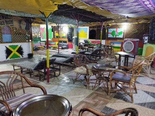 ein Restaurant mit Tischen und Stühlen in einem Zimmer in der Unterkunft ONE NATION HOTEL Luxor in Luxor