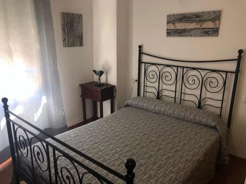 - une chambre avec un lit noir et une fenêtre dans l'établissement Casa de MONTE Y LEVA, à El Pozo del Cabo