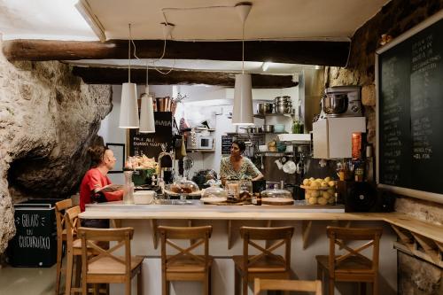two women standing at a counter in a kitchen at El Refugi in Arboli