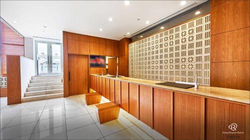 um átrio com um bar com painéis de madeira em Daiwa Roynet Hotel Naha Omoromachi em Naha