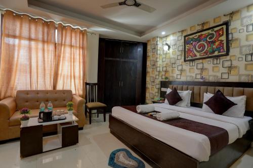 sypialnia z dużym łóżkiem i kanapą w obiekcie HOTEL NEW PUNJAB LUXURY w Nowym Delhi