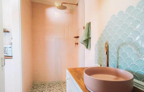łazienka z umywalką i prysznicem w obiekcie Lavender Lane Country Cottages w mieście Kenilworth