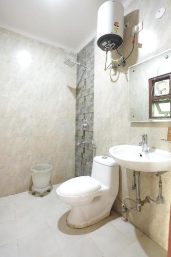 新德里的住宿－HOTEL NEW PUNJAB LUXURY，一间带卫生间和水槽的浴室