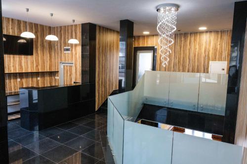 une cuisine avec un comptoir en verre et un lustre dans l'établissement HOTEL BAYKO, à Plovdiv