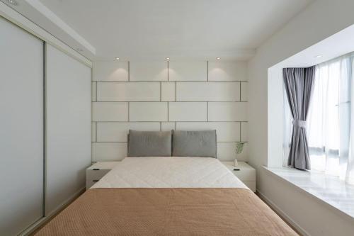 - une chambre avec un grand lit et une fenêtre dans l'établissement Shanghai Xintiandi Taipuqiao Tianzifang near the Bund Sunny Cozy Deluxe Room, à Shanghai