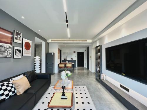 Uma área de estar em Shanghai Bund Xintiandi Newly renovated near metro station Floor heating and air-conditioning Deluxe Room