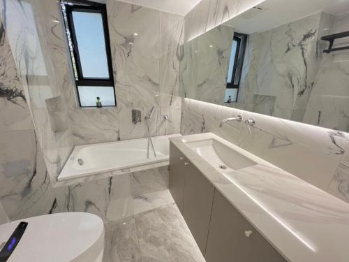 Vannituba majutusasutuses Eastern Hub - Jing'an Temple Branch Sunny Capital, Deluxe 3-Bedroom Apartment, Extra Large Space with Free Mahjong