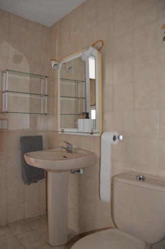 Gemelos IV 5B Holiday Apt في بنيدورم: حمام مع حوض ومرحاض ومرآة