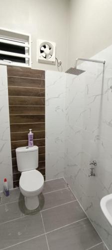 een badkamer met een toilet en een wastafel bij ISTANA VIEW HOMESTAY (Home C) in Kota Bharu