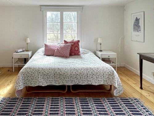 Un pat sau paturi într-o cameră la Holiday home HÖGSBY II