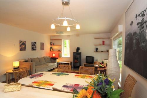 ein Wohnzimmer mit einem Tisch und einem Sofa in der Unterkunft Ferienhaus Waldidyll in Zempin