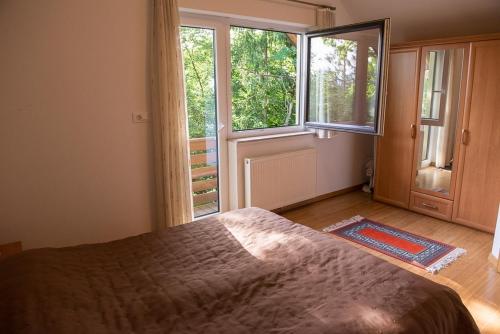 - une chambre avec un lit et une grande fenêtre dans l'établissement Holiday Home Lemut, à Kranj
