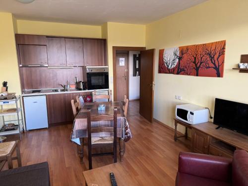 een woonkamer met een eettafel en een keuken bij Vacation apartment Evel in Bansko