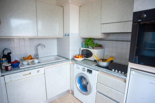 une cuisine avec un lave-linge et un lave-vaisselle dans l'établissement Eden Palace 9 Attico - Happy Rentals, à Menton