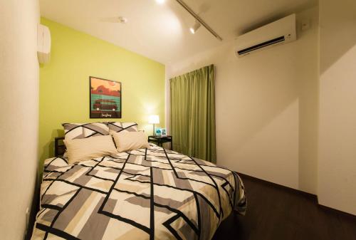 a bedroom with a bed in a room at ガジュマルの庭～itoman in Ō