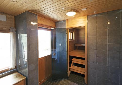baño pequeño con ducha y lavamanos en Okkolan Lomamökit, en Puumala