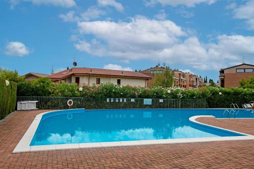 Swimming pool sa o malapit sa Appartamento Vista Lago - Happy Rentals