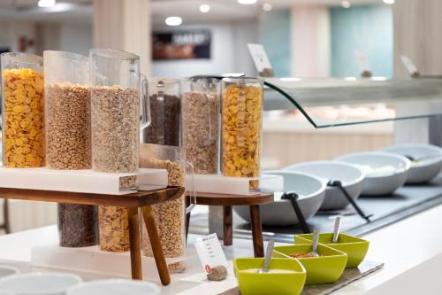 科拉雷侯BLUESEA Aloe Corralejo的桌子上摆着一排装满食物的玻璃容器。