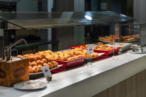 科拉雷侯BLUESEA Aloe Corralejo的盘子上各种食物的自助餐