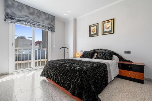 - une chambre avec un lit et une grande fenêtre dans l'établissement Casa García, à L'Aldea