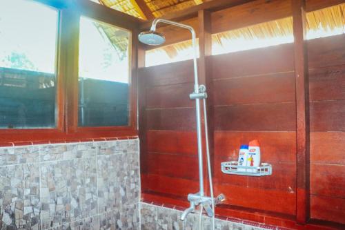 e bagno con doccia e parete in legno. di Mentawai Ebay Playground Surfcamp a Masokut