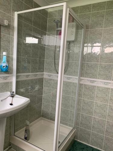 uma casa de banho com um chuveiro e um lavatório. em 54 Belle Aire Hemsby em Hemsby