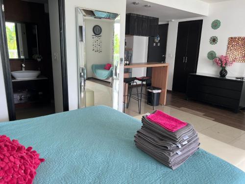 Un dormitorio con una cama azul con sábanas rosas en Town Center Paradise in Playa Blanca, en Playa Blanca