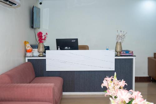 Μια τηλεόραση ή/και κέντρο ψυχαγωγίας στο Aster Studio Sec-39 Gurgaon I Fully furnished 2BHK