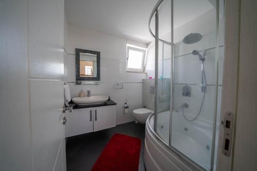 ein Bad mit einem WC, einem Waschbecken und einer Dusche in der Unterkunft Villa Poyraz in Marmaris
