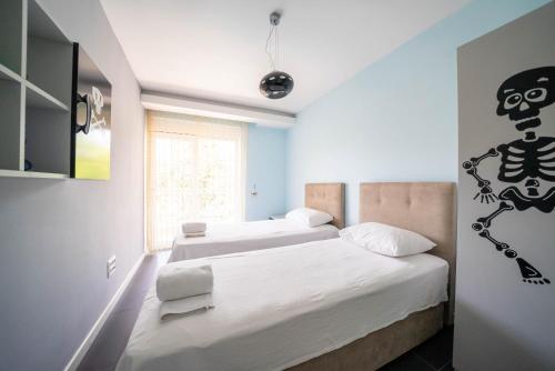 2 letti in una camera con pareti blu di Villa Poyraz a Marmaris