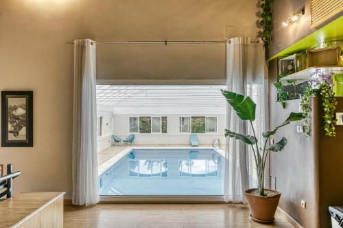 - Sala de estar con piscina y ventana grande en Casa Nadia, en Romanyà de la Selva