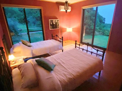 Nonoya - Vacation STAY 78469v في غوتو: غرفة نوم بسريرين ونافذة كبيرة